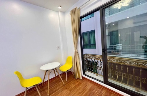 Quang An Apartment | “Cozy Ground Floor Apartment w/Kitchen, Sofa & Elevator – Tay Ho”