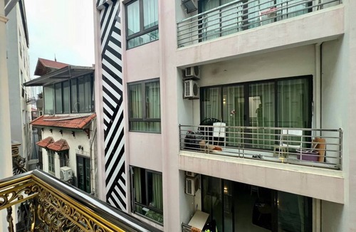 Quang An Apartment | “Cozy Ground Floor Apartment w/Kitchen, Sofa & Elevator – Tay Ho”