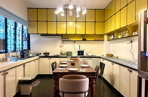SS 2 Apartment | Cozy Homestay King Bed withBalcony in Shared Bungalow SS2 PJ