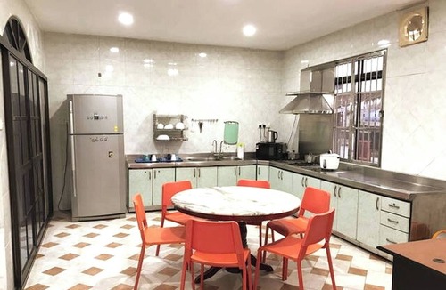 Taman Desa Tebrau House | Cozy Johor Bahru Home with Family Room and unblock balcony View