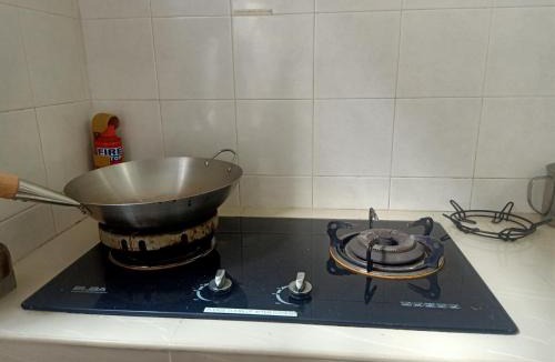 Kuala Lumpur House | Cozy Master Room at Suria Kipark Damansara Apartment Homestay Sleeps 3 with Fully Equipped Kitchen and Laundry