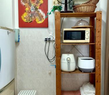 Kuala Lumpur House | Cozy Middle Room at Suria Kipark Damansara Homestay with Fully Equipped Kitchen and Laundry