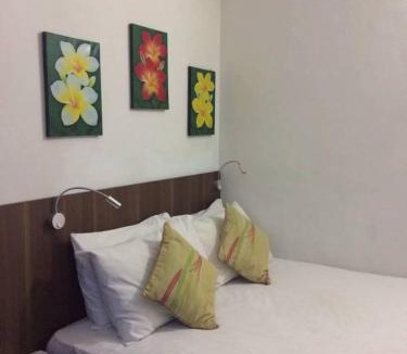 Kuala Lumpur House | Cozy Middle Room at Suria Kipark Damansara Homestay with Fully Equipped Kitchen and Laundry