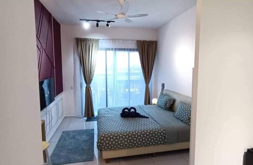 Bukit Indah Apartment | Cozy Sky Trees, Aeon, Netflix & Pool Views