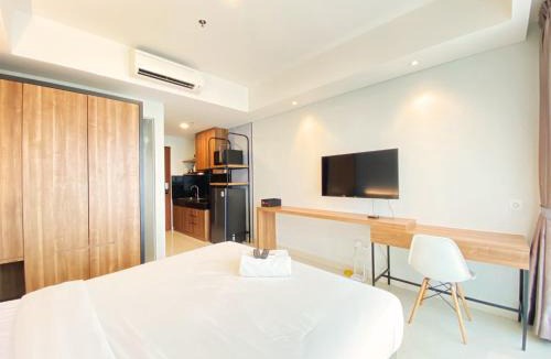 Malabar Apartment | Cozy Studio Room at Green Kosambi Bandung Apartment By Travelio