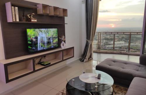 Larut Apartment | Cozyhaus Stay Sanctuary-Netflix-Sunset- Pool- 1 Parking