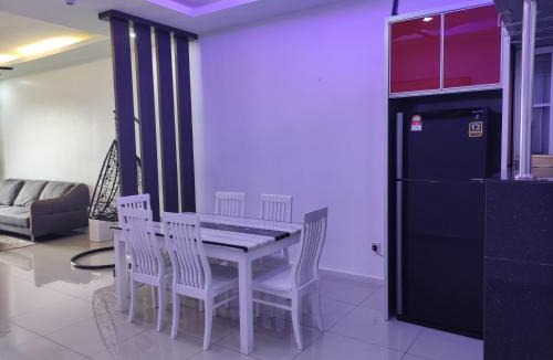 Larut Apartment | Cozyhaus Stay Sanctuary-Netflix-Sunset- Pool- 1 Parking