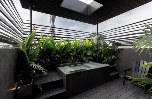 Phuong 6 Apartment | Cyber Violet Studio @ Saigon's alley Rooftop Onsen