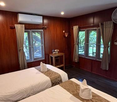 Vang Vieng Hotel | D-Chu Mountain Haven Villas