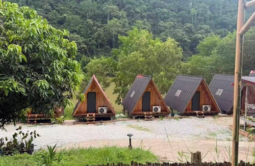 Nong Khiaw House | Delightful 16-bedroom bungalow with AC in Papaya Resort Nong Khiaw
