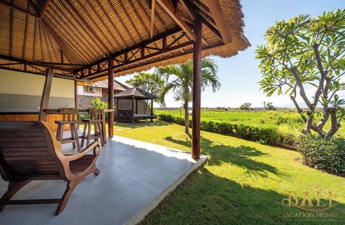 Kalisada Villa | DeLuxe 1BR Suite with panoramic sawa view! 100mtr from the Bali Sea!
