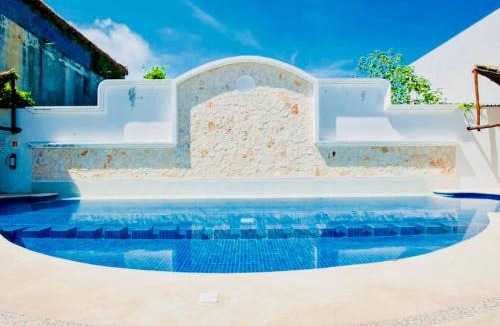 Playacar House | Deluxe Balcony Room With Swimming Pool Air Conditioning and Parking