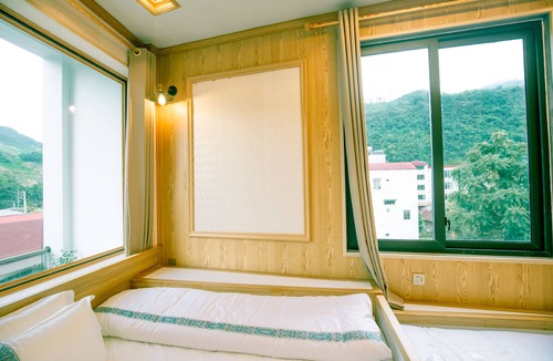 Meo Vac House | Deluxe Hà Giang Stay with AC, Scenic Views & Private Bath