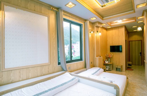 Meo Vac House | Deluxe Hà Giang Stay with AC, Scenic Views & Private Bath
