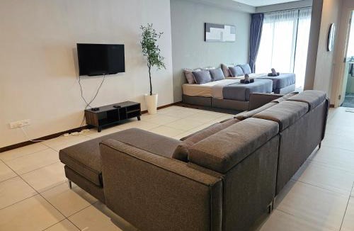Seri Tanjung Pinang Apartment | Deluxe Seaview Suite Twin Bed by The Only Bnb