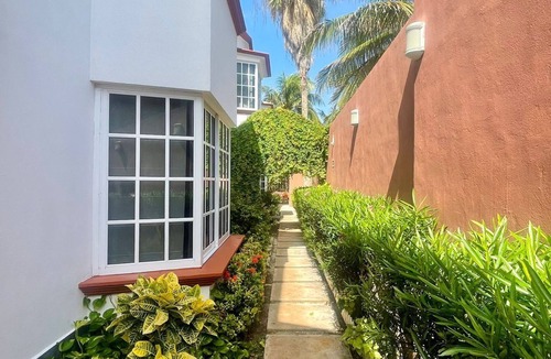 Colonia Salina Chica Apartment | "Discover Isla Mujeres from the Comfort of Suites Lorens"