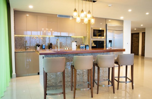 Cancun Resort | Elegant Oceanfront 3BR Suite in Cancun – Luxury & Space for 8 Guests