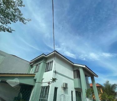 Rawang House | Emma Homestay, Bandar Tasik Puteri - 4 bedrooms, 3 bathrooms
