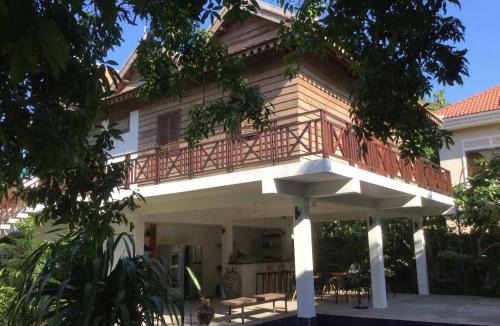Sangkat Sla Kram Bed & Breakfast | Enkosa 4-Bedroom Wooden Luxury House