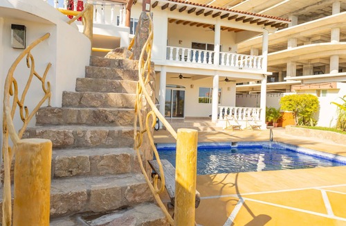 La Cruz de Huanacaxtle Ski Chalet | Fabulous 3-bedroom chalet with AC in La Cruz de Huanacaxtle