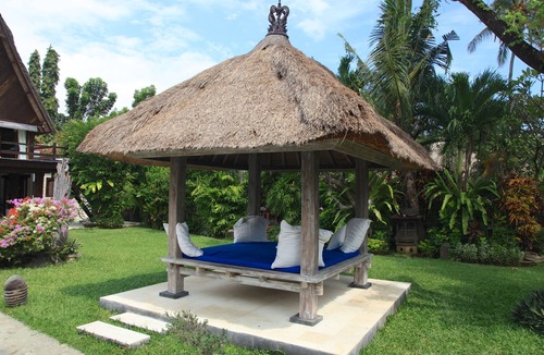 Dencarik Villa | Fabulous villa right on the beach with large pool, tropical garden & staff