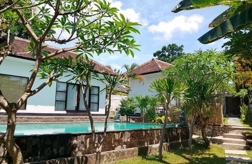 Kalibukbuk Villa | Family fully furnished villa separate bedrm swimming pool. Near beach big Garden