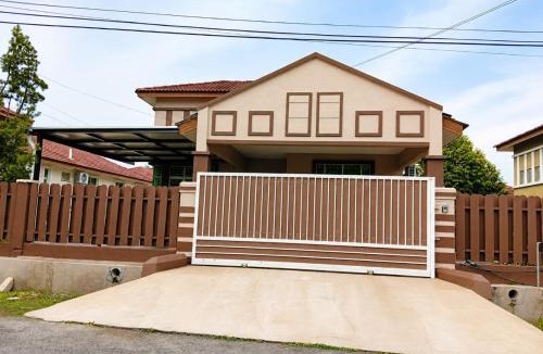 Durian Tunggal Villa | Family Retreat w Kid Pool, BBQ Games Sleeps 10pax Melaka