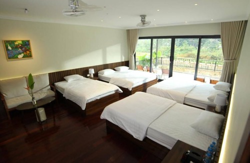 Son Tay Bed & Breakfast | Family Room with Lake View