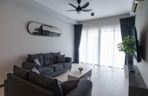 Seri Tanjung Pinang Apartment | Family Seaview Suite with 3 Rooms by The Only Bnb