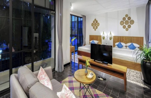Wat Bo Area House | Family Suite with Balcony