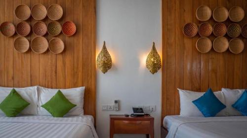 Wat Bo Area House | Family Suite with Balcony