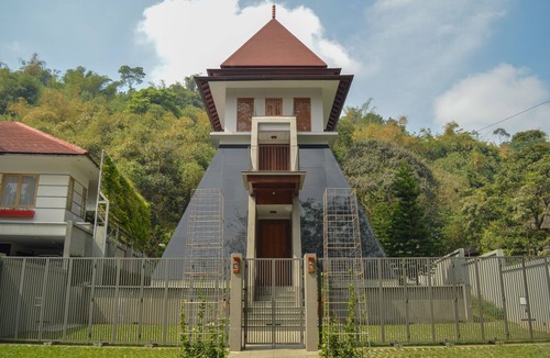Parongpong Villa | Family Villa with amazing building structure