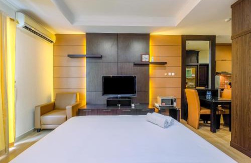 Permata Hijau Apartment | Fancy and Classic Studio Room at Bellezza Apartment By Travelio