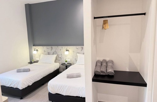 Kampung Kedawang Hotel | Fat Mom Room & Stay
