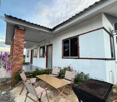 Kampung Beseri House | Fin D, Sawah Homestay