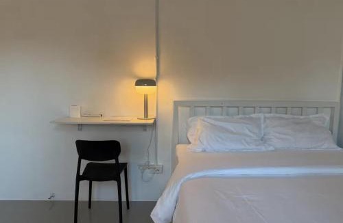 Rayong House | Flow Stay Koh Samet 1F流宿沙美島 Max 2 ppl, private bathroom 5 mins walk to pier and everywhere 雙人房 私人衛浴 碼頭5分鐘 鬧中取靜