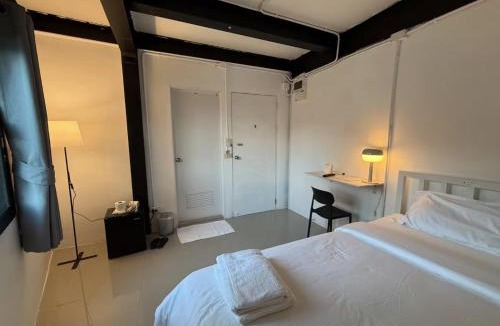Rayong House | Flow Stay Koh Samet 1F流宿沙美島 Max 2 ppl, private bathroom 5 mins walk to pier and everywhere 雙人房 私人衛浴 碼頭5分鐘 鬧中取靜
