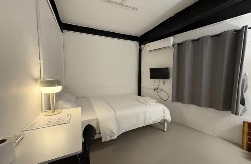 Rayong House | Flow Stay Koh Samet 1F流宿沙美島 Max 2 ppl, private bathroom 5 mins walk to pier and everywhere 雙人房 私人衛浴 碼頭5分鐘 鬧中取靜