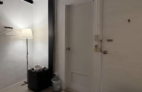 Rayong House | Flow Stay Koh Samet 1F流宿沙美島 Max 2 ppl, private bathroom 5 mins walk to pier and everywhere 雙人房 私人衛浴 碼頭5分鐘 鬧中取靜