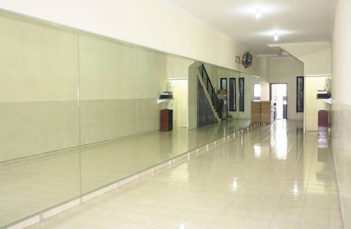 Surabaya House | Free Parking, WIFI, Netflix, Spacious House 0.9km to Tunjungan Plaza - ROOM 2