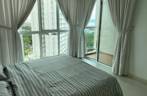 George Town Condo | French Window + Seaview Sunrise Balcony IDEAL
