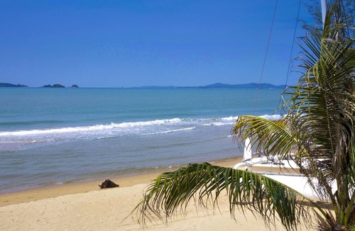 Chakphong House | Front Samet Beach House w/ Swimming Pool | WiFi, Maid Service, Island Excursions