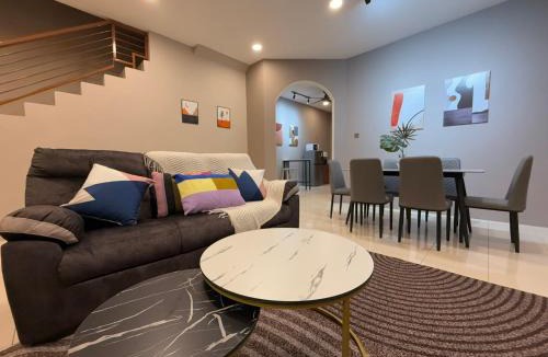 Kuantan House | FunkyVila6 14Pax 4BR Near188Tower, HTAA, Airport