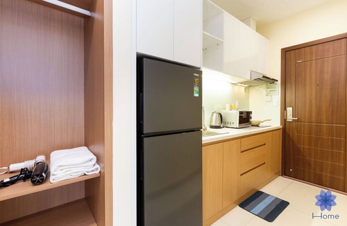 Tan Binh Apartment | Furnished Studio with big Balcony, kitchen, washer+dryer, 1.3km from TSN Airport