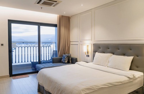 Son Tra Apartment | Golden room Danang Studio 5stars 1 Bed - Lake City View Incredible Swimming Pool
