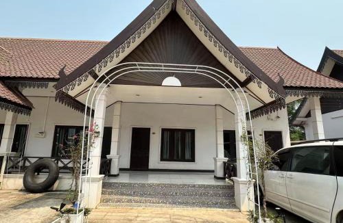 Vang Vieng House | golden sunrise guesthouse
