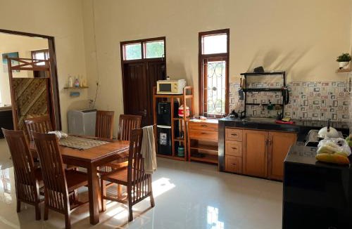 Laweyan House | Guest House Griya Mundu Kerten