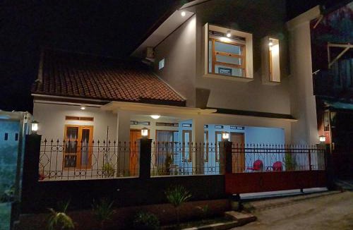 Cilimus House | Guesthouse - Lubna Homestay