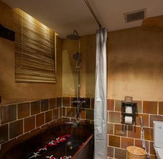 Hang Bac Apartment | Hanoi Old Quarter Apt - Bathtub, Wifi, Netflix