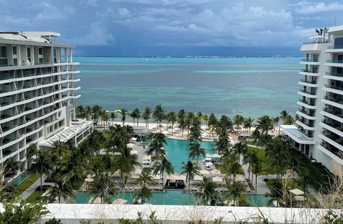 Playa Mujeres House | HIGH END Cancún Resort! 5 star !3-bedroom with Roof top deck with Jacuzzi!